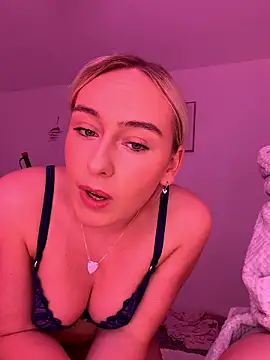 KatieCeexx webcam show