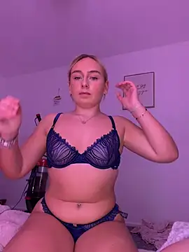 KatieCeexx: διαδικτυακό σόου στην κάμερα