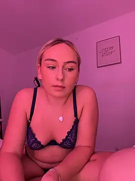 KatieCeexx webcam show
