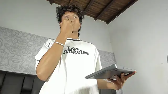 MilthonDelis Live XXX-chat