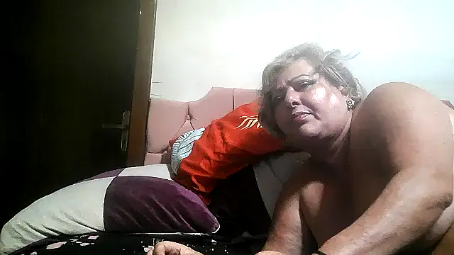 bialoba7 élő XXX-chatje