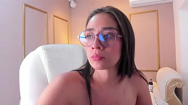 NahimiThompson's Live XXX Chat