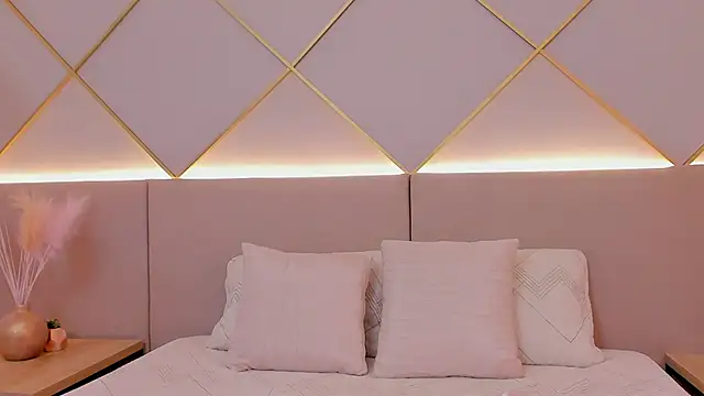 SophieeMills' Live XXX Chat