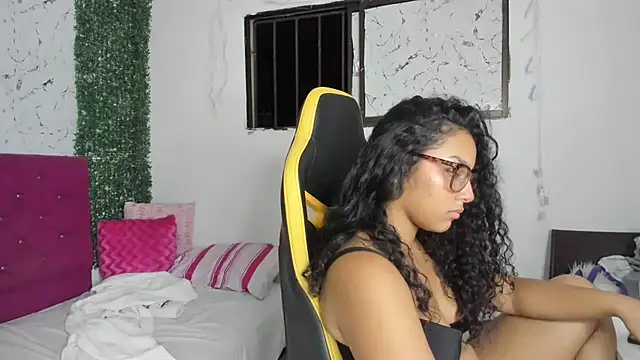 Chat +18 de emily_stars1 ao vivo