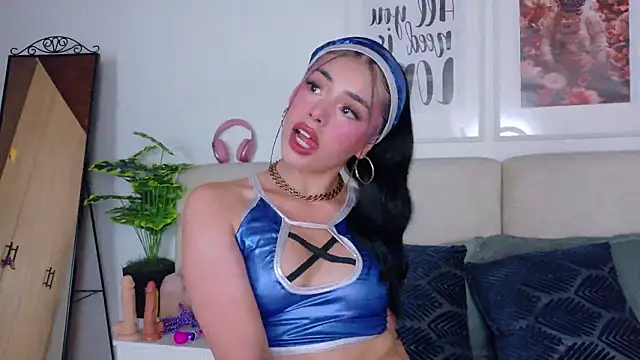 SaritaBratz Adlı Modelin Canlı XXX Sohbeti