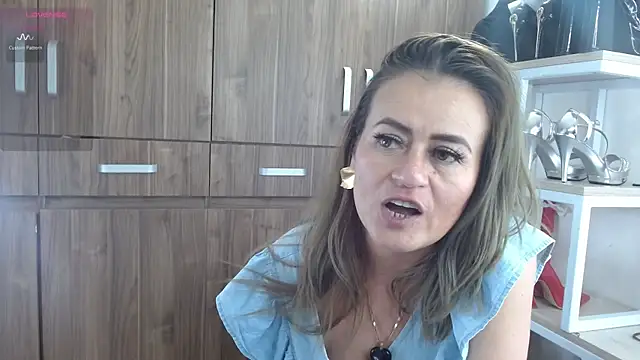 magenta_maturr élő XXX-chatje