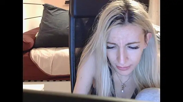 BarbieBlondieGirl's Live XXX Chat