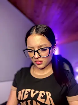 Sofia18_pinkk Adlı Modelin Canlı XXX Sohbeti