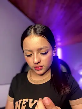 Sofia18_pinkk's Live XXX Chat