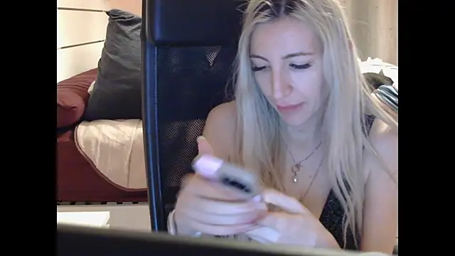 BarbieBlondieGirl Adlı Modelin Canlı XXX Sohbeti