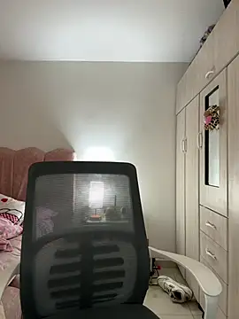 Emmily_19 Adlı Modelin Canlı XXX Sohbeti