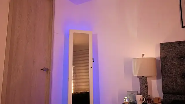 mandi4pole_'s Webcam Show