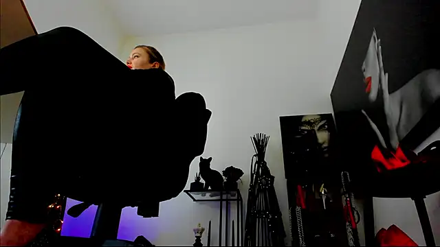 Онлайн чат XXX MistressDemisweet