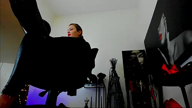 XXX chat uživo modela MistressDemisweet