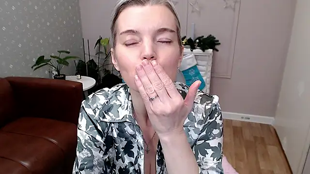 Cutie_Erikaa1: онла йн-секс-чат