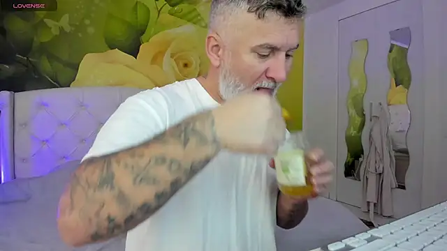 BlowMyXXL's Webcam Show