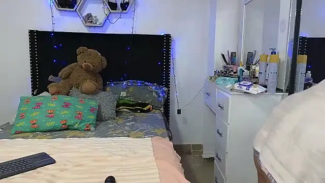 Czat XXX na żywo – charlotte_077