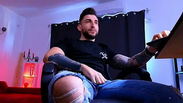 MightyAaron66's Live XXX Chat