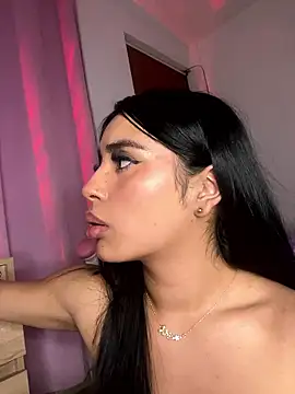 Emily-14's Live XXX Chat