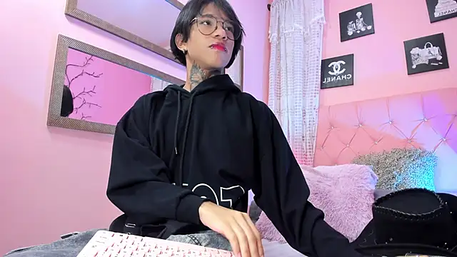 Liam_evvan Adlı Modelin Canlı XXX Sohbeti