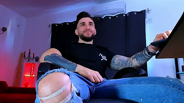 MightyAaron66's Live XXX Chat