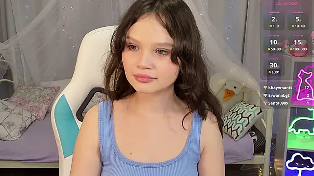 EmilyChavesのライブXXXチャット