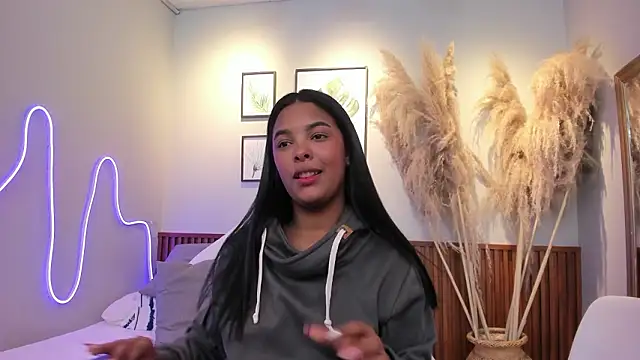 MIAROGGERSS' Live XXX Chat