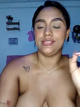 victoria_roussee élő XXX-chatje