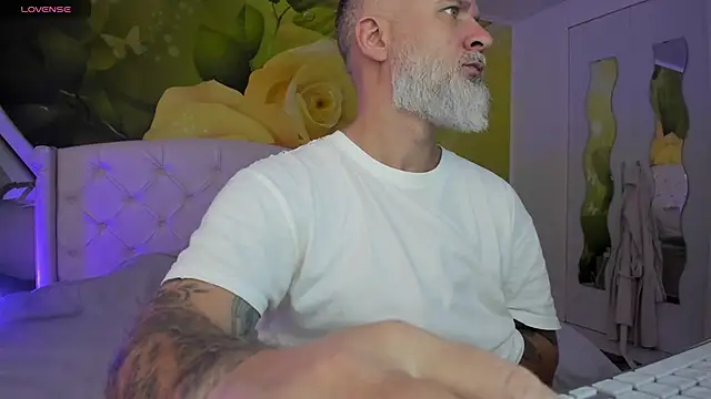 BlowMyXXL Live XXX-chat