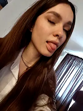 MayaGlow: διαδικτυακό σόου στην κάμερα