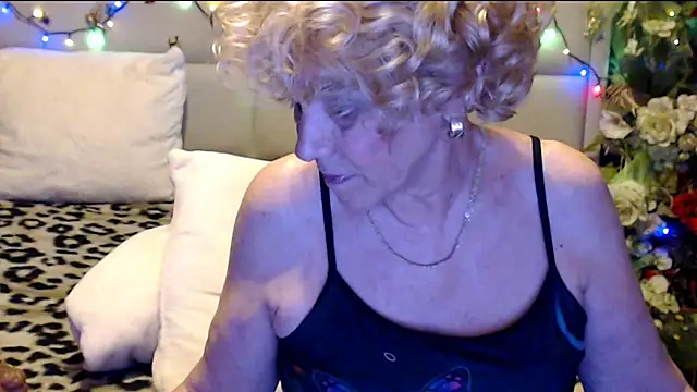 HappyWomanOn live XXX chat