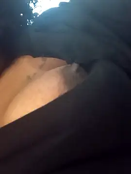 NYRIELLE: διαδικτυακό σόου στην κάμερα