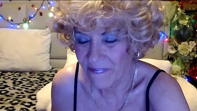 HappyWomanOn Show in webcam