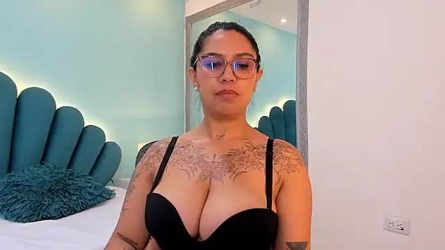 sharlott18's Live XXX Chat