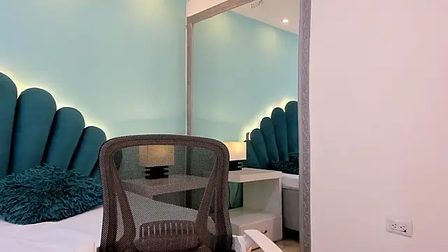 sharlott18's Live XXX Chat