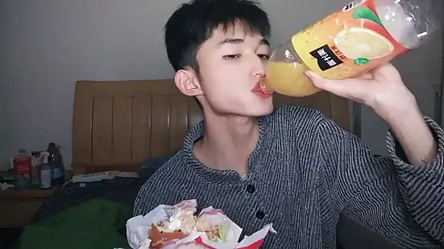 N228 élő XXX-chatje