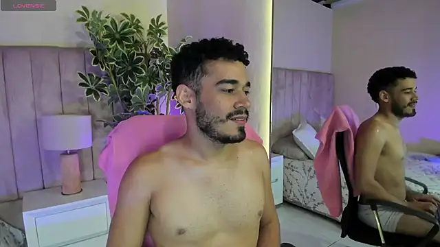 aries_unbound's Live XXX Chat