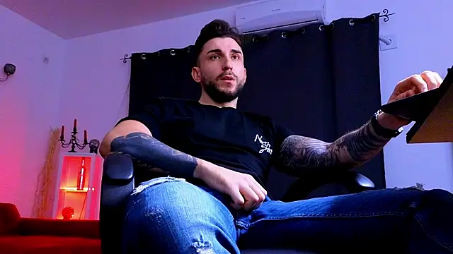 MightyAaron66's Live XXX Chat