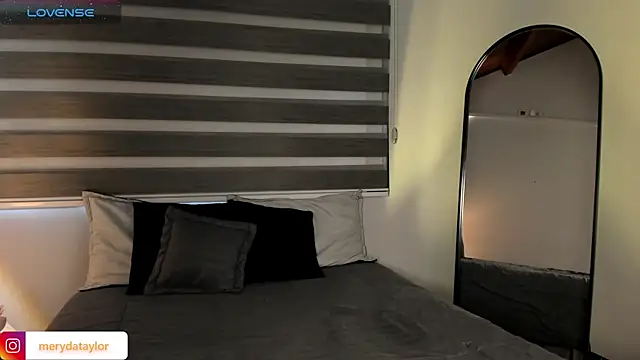 MERIDA_TAYLOR's Live XXX Chat