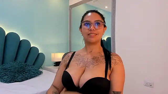 sharlott18's Live XXX Chat