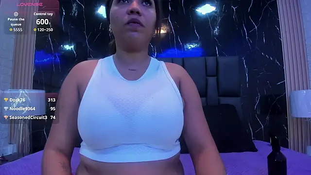 BustyGlowのライブXXXチャット