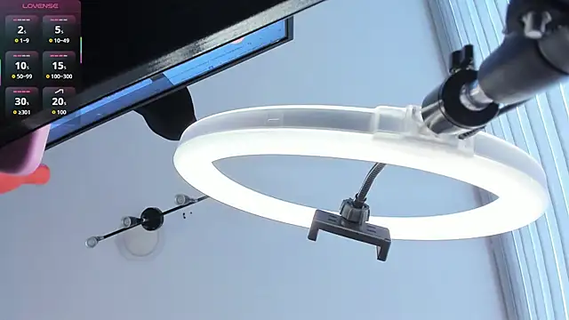 LIZ_HOLMES Live XXX-chat