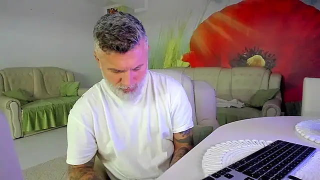 BlowMyXXL élő XXX-chatje