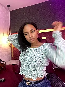 Tatianapink18 Adlı Modelin Canlı XXX Sohbeti