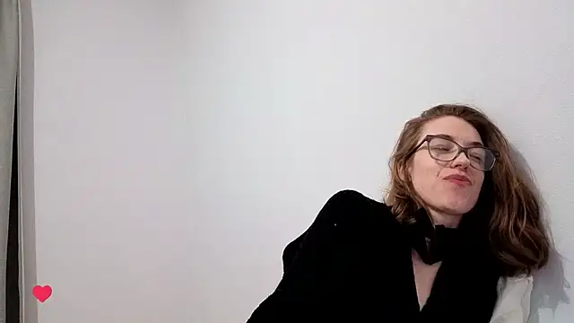 Juicy-Wet-Pussy Adlı Modelin Canlı XXX Sohbeti