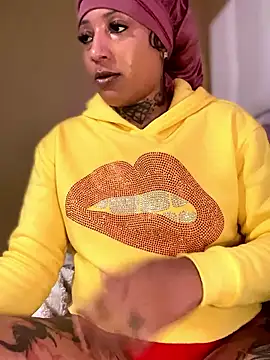 CrownedNyaries' Live XXX Chat