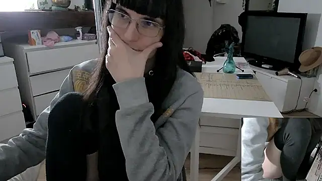 CeriseLapine Chat XXX in diretta