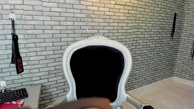 Briana_24's Live XXX Chat