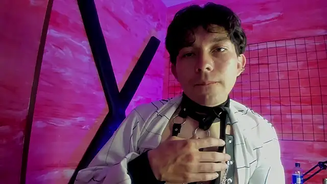 Eliot_X: διαδικτυακό σόου στην κάμερα