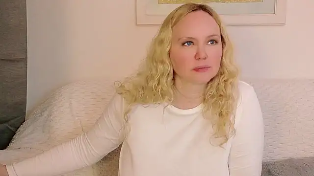 Sarah4you live XXX chat